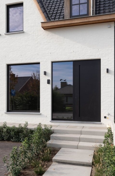 Woning met witte gevel en zwart dak